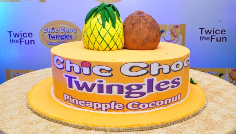 custom cake for twingles pineapple & coconut